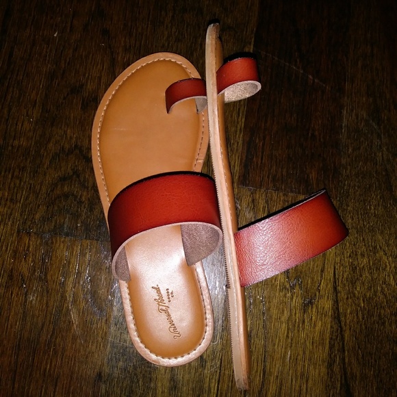 Universal Thread Sandals 👡 - Picture 2 of 4